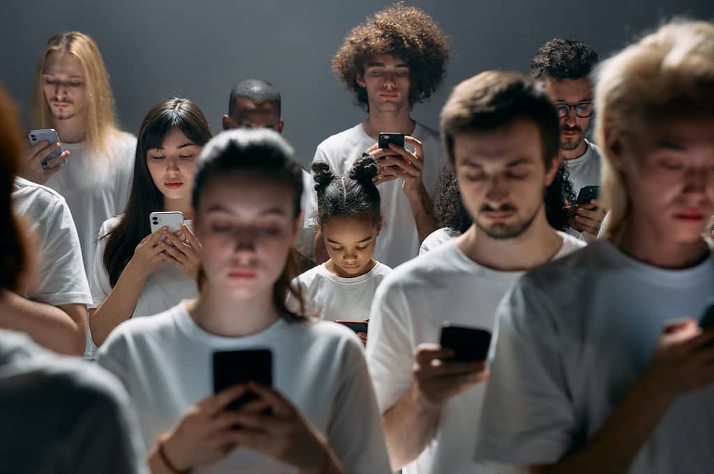 people using smartphones, Depersonalization
